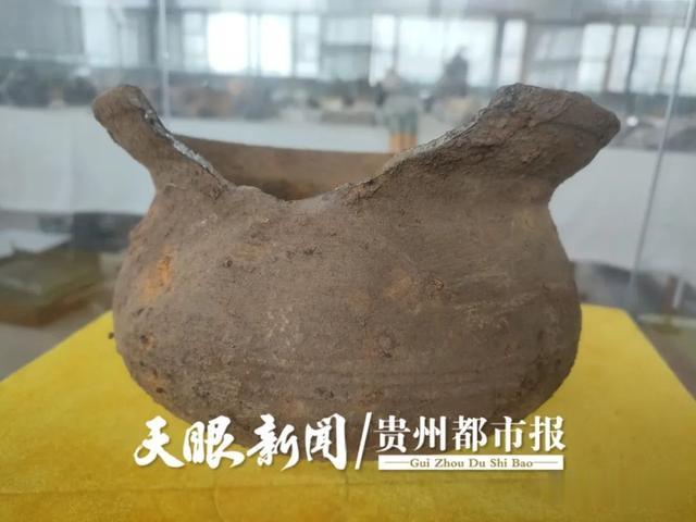 贵州都市报 贵州万山村民一锄头“挖出”5件汉代文物，其中有件珍贵的青铜乐器