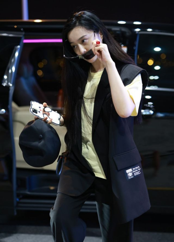 潮流前沿 范冰冰淡妆浓抹总相宜，穿699马甲仍高级，皮肤白到发光状态超绝