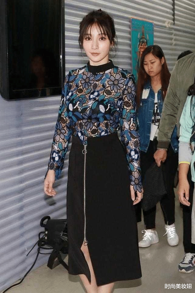 柳岩|柳岩还是这么敢穿,镂空蕾丝上衣半透不露,配半身裙高级大气