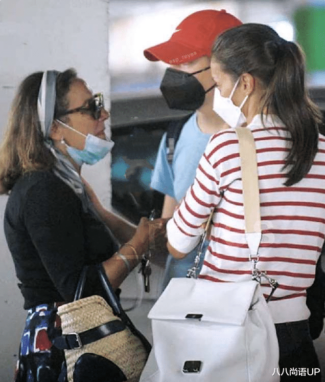 八八尚语UP|西班牙王室祖孙三代逛街,14岁索菲亚毫无公主包袱,好似邻家小妹