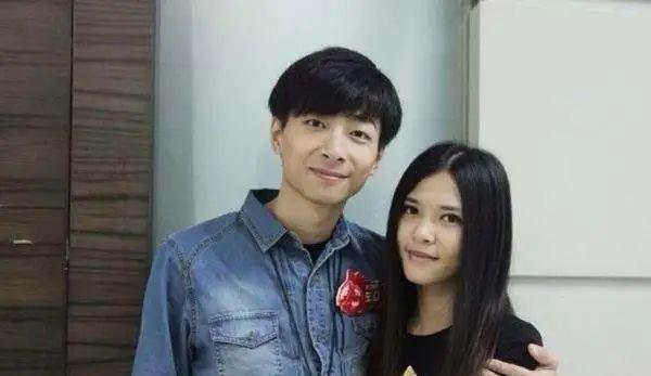 白举纲|华晨宇同届快男官宣结婚!录节目填婚姻状况写错字,妻子是圈外人