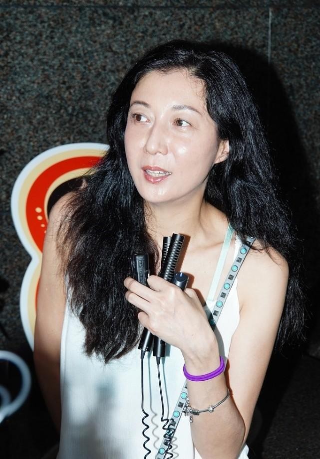 BiuVogue|吴绮莉的气质小姑娘都羡慕，穿吊带裙留卷发，不像是70后