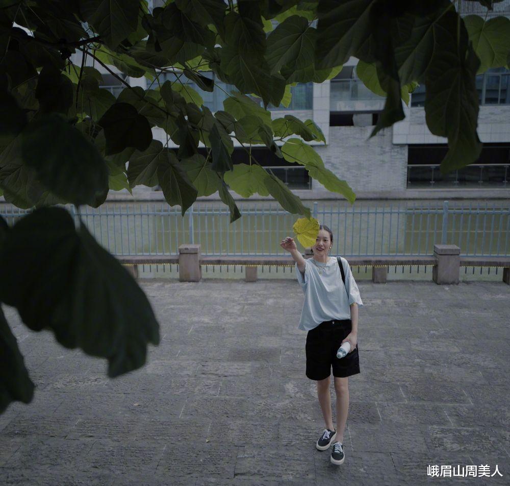 峨眉山周美人|别只会穿中性风了！今夏流行“运动风”，时髦舒适，关键还显瘦