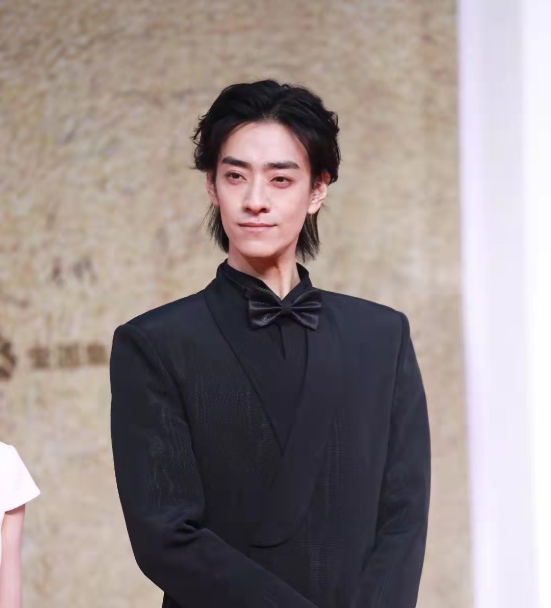 朱亚文|金鸡奖红毯生图来了：邓超黑了，黄晓明瘦了，朱亚文差点认不出