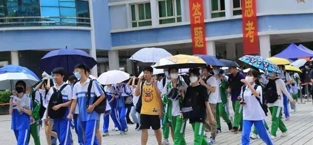 梓琪育儿说|她是“最贵高考女状元”,获奖学金近百万,家人命运也发生改变