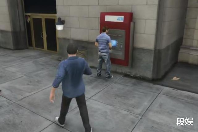侠盗猎车手|在《GTA5》中打劫正在ATM机取钱的市民会怎样？这细节如何？