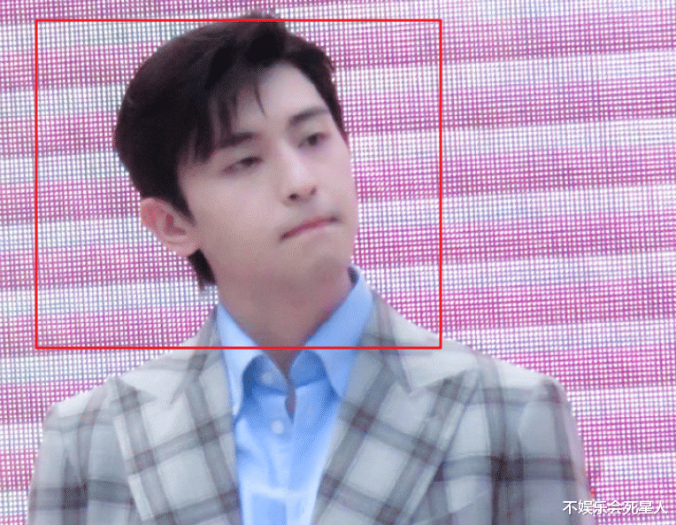 邓伦|28岁邓伦参加线下活动，现场画面一度失控，这黑眼圈让我看愣了