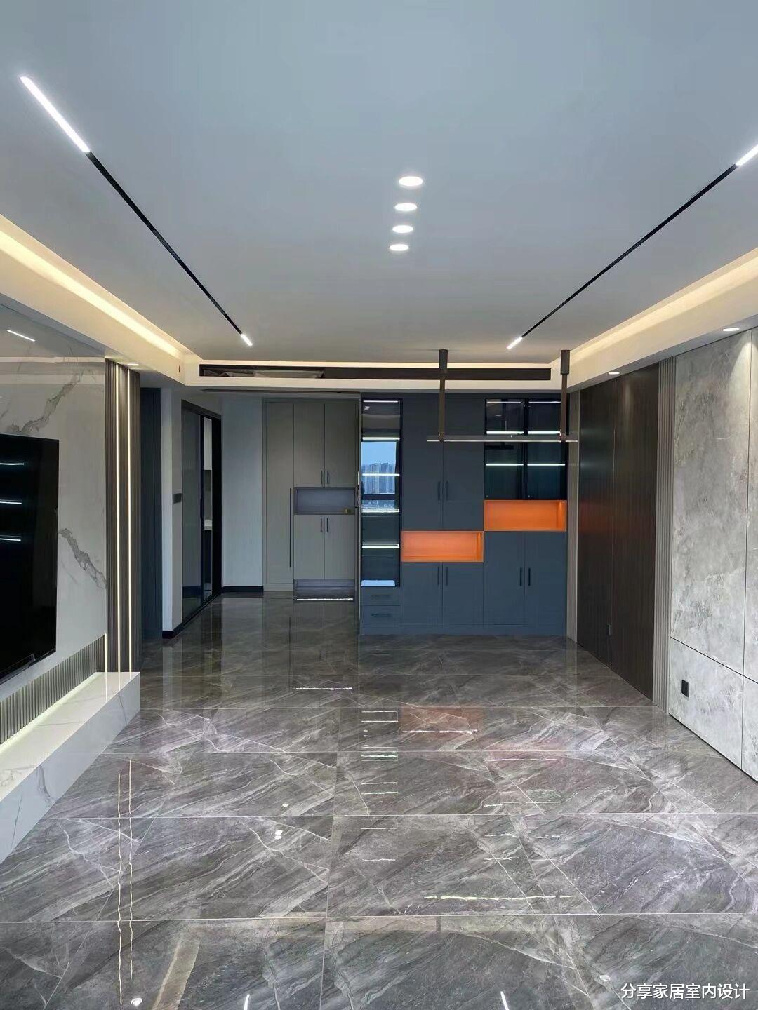 辛苦三个月完工,保洁做完效果还不错,过道做嵌入式柜子非常实用