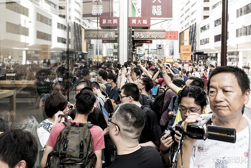 周星驰|周星驰几位黄金搭档聚餐，现场被曝光，引起观众热议