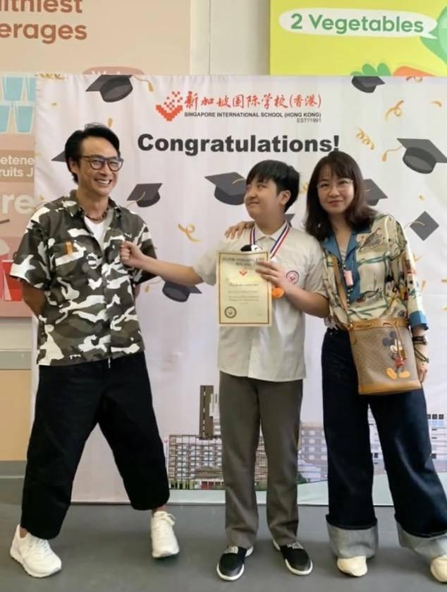 费曼|吴镇宇妻子迎50岁生日，费曼送吻为妈妈庆祝，曝其年轻旧照超惊艳