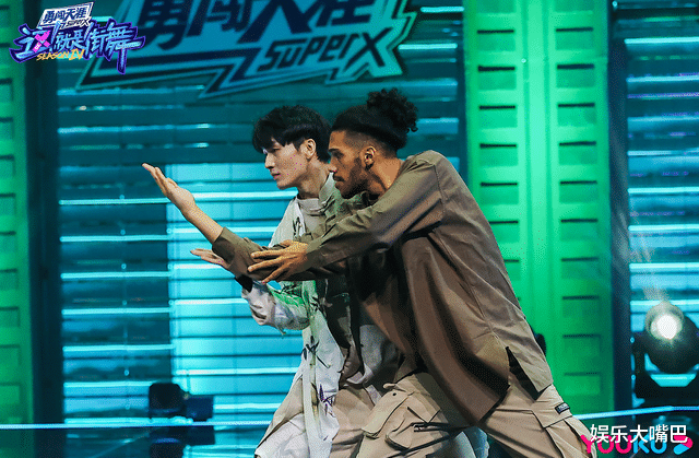 张艺兴|《街舞4》虽说“核兴舞器”没能走到最后，但张艺兴已是最大赢家