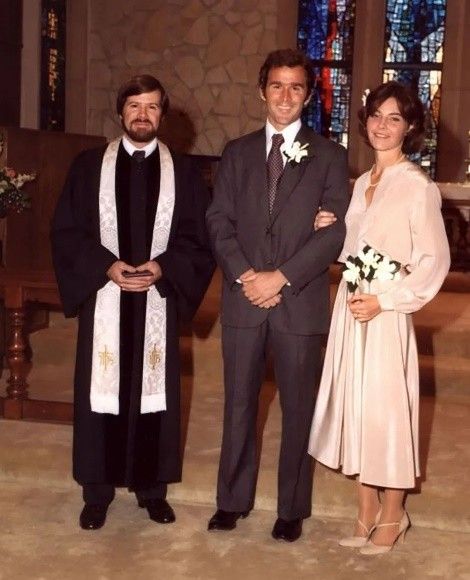 乔治·沃克·布什|1977年小布什到奥尼尔家中吃烧烤，对劳拉一见钟情，44年互相成就