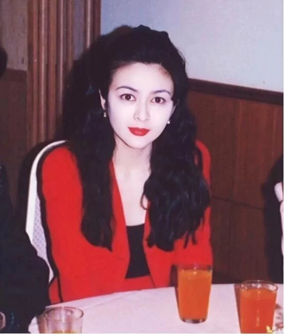 |59岁关之琳近照曝光，褪去昔日高颜值，“香江美人”也逃不过岁月