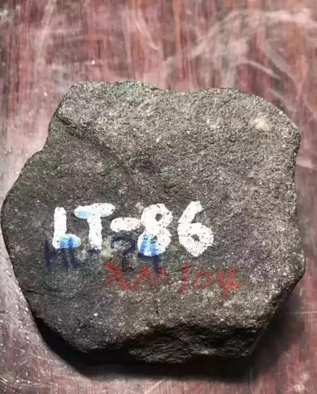 翡翠|不懂乱买一块黑皮原石，没想到竟切出罕见翡翠，涨疯了