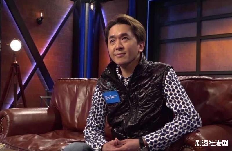 邓兆尊|身穿八万奢侈品牌服装，54岁邓兆尊挺大肚腩现身，近况生活超滋润