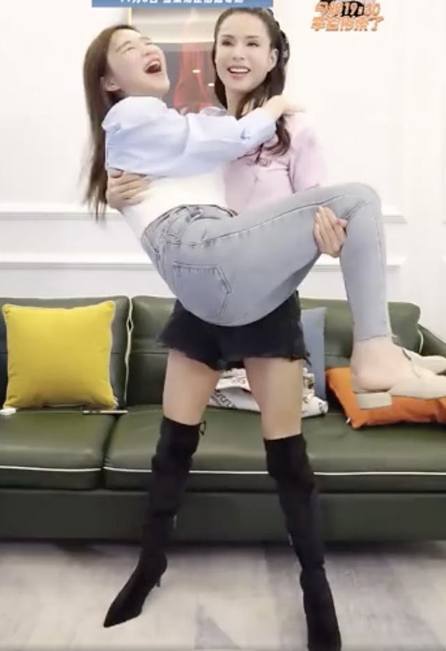 刘丽千|李若彤晒与张丰毅健身合照，大秀腹肌马甲线，两人年龄相加120岁