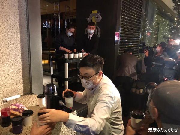 王力宏|王力宏深夜逃离酒店，10多名工作人员护送，新藏身地点被曝光