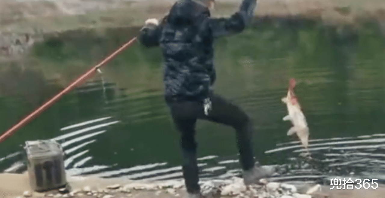 |钓鱼黑科技，重庆开州男子刚勾起了一条大鱼，还没高兴完就悲剧了