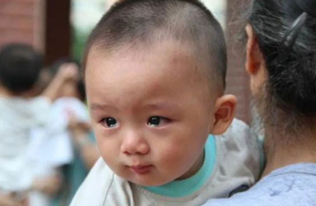 饭饭妈妈育儿|宝宝看到“熟人”突然哭泣,可能是到了认生期,父母要懂得应对