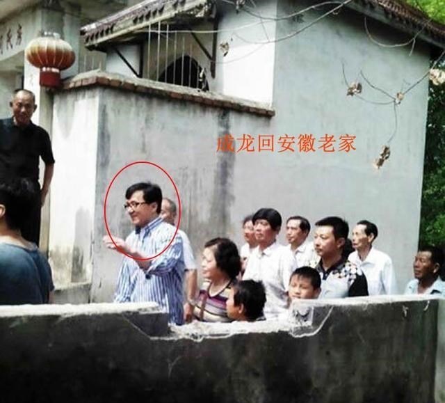 成龙|成龙同父异母的大哥：10岁被父亲抛弃，73岁才见到成龙第一面