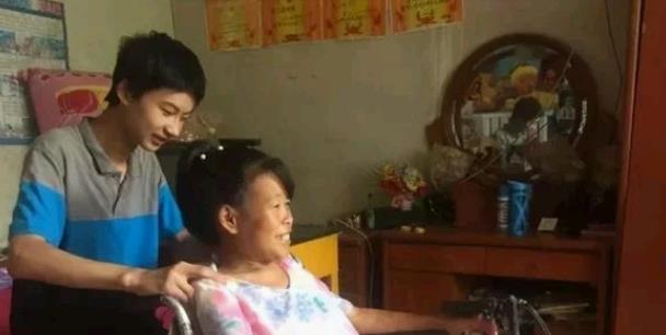 莫芮丽愚 当年他靠拾荒为生照顾瘫痪母亲，以774分考上清华，如今怎样