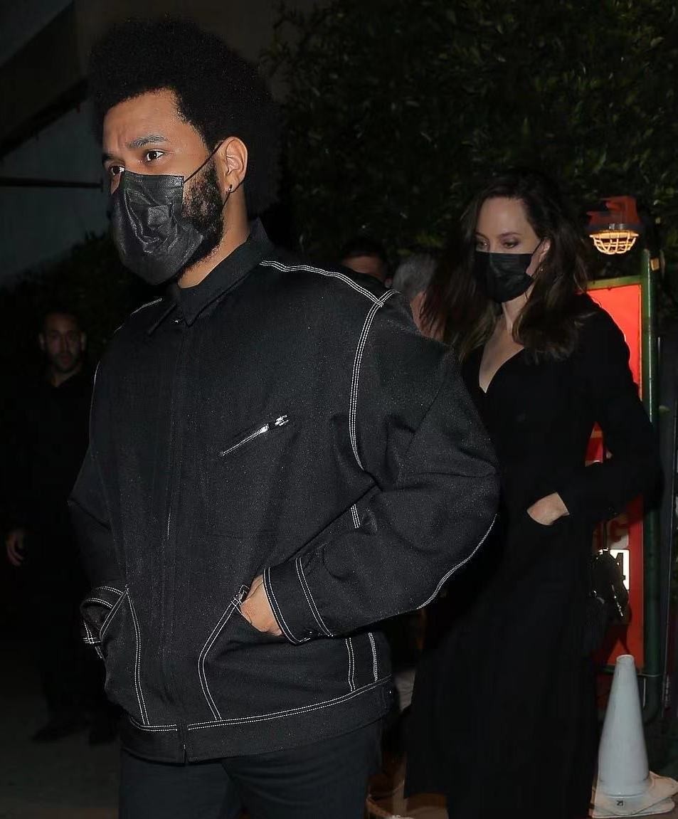 安吉丽娜·朱莉|女神朱莉又有新绯闻！裹深V黑衣风情万种，迷倒小15岁的花花公子