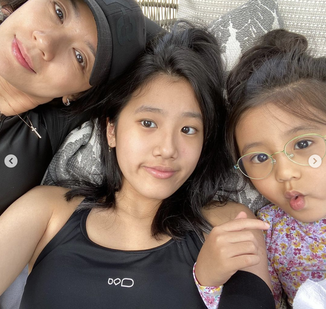 贾静雯|贾静雯晒出游照一家五口全员大长腿,5岁咘咘暴风成长,身高直逼妈妈胸口