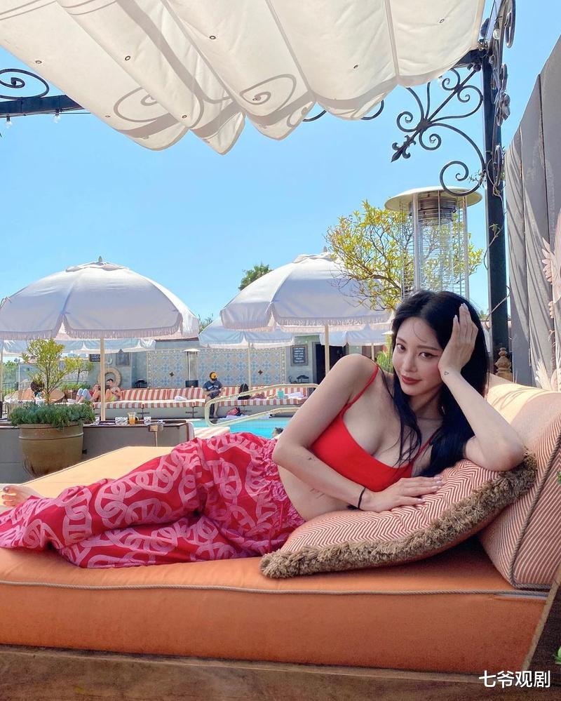 赵丽颖|红裤斜躺贵妃榻,韩国“张雨绮”喜滋滋,韩艺瑟和卡拉OK男友很好