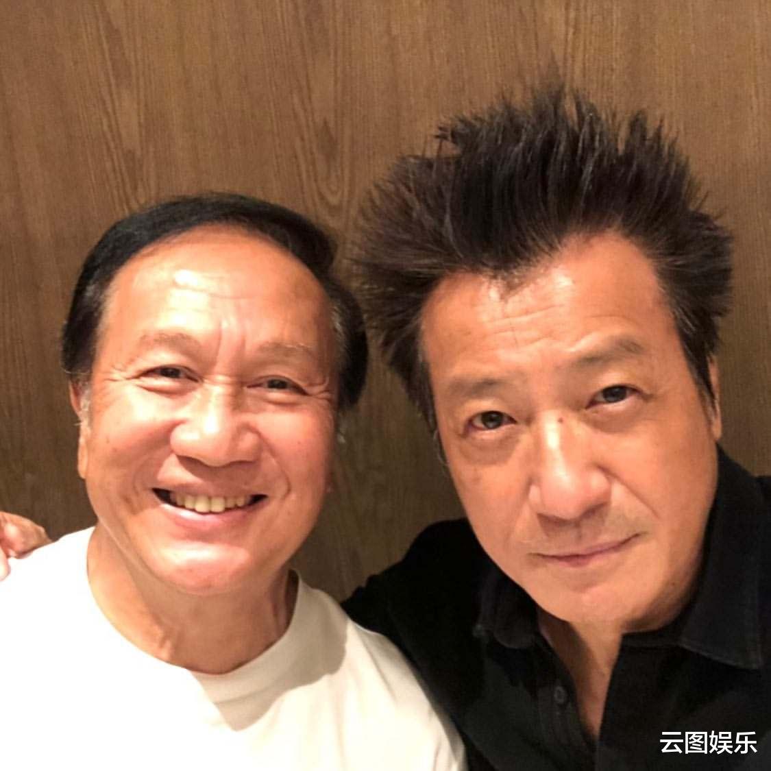 易烊千玺|70岁石修头发浓密帅气十足,与69岁郭锋罕同框,差1岁却像两代人