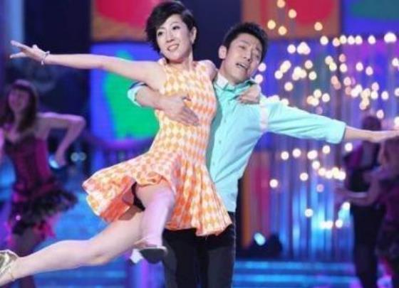 撒贝宁|她是撒贝宁的亲妹妹，39岁还没有未婚，如今还跟哥哥同台跳舞