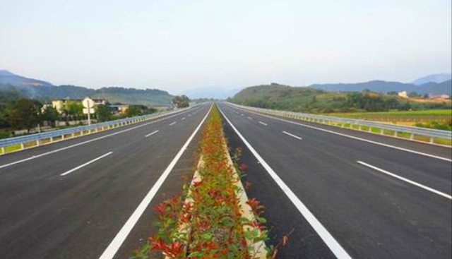 家中大小宝|云南玉溪新建高速公路，全长69.956千米，设计速度每小时100千米