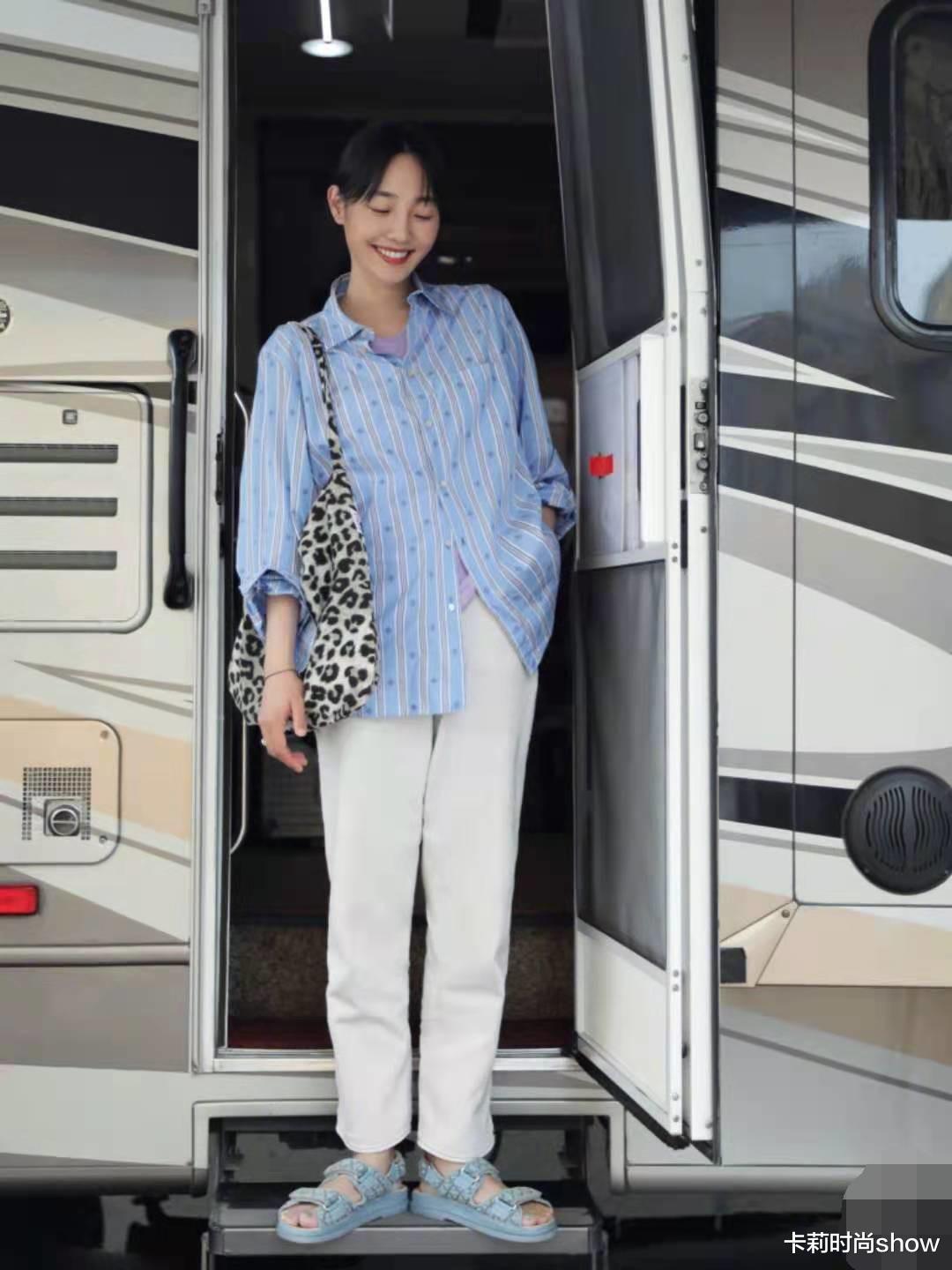 卡莉时尚show|白百何又来秀穿搭了,混搭风搭配洋气又接地气,人美会穿感觉真好