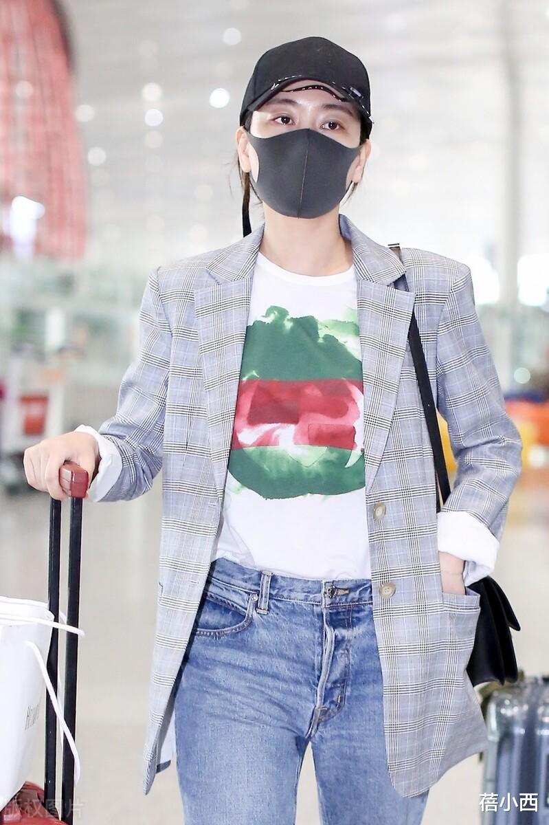 蓓小西|马苏的早秋造型太成功！穿格纹西装内搭白T恤，简约高级又洋气