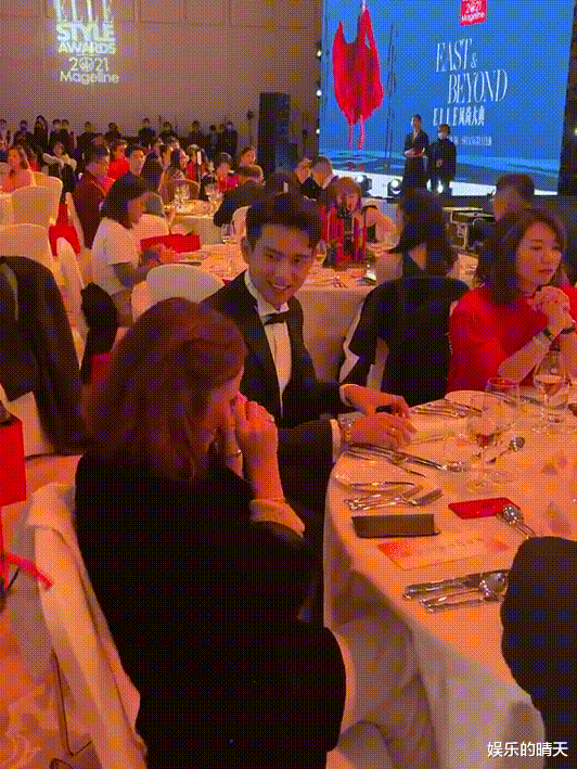 冯提莫|明星应酬被拍是什么反应？看看李现一脸尴尬，表情转换已经说明一切