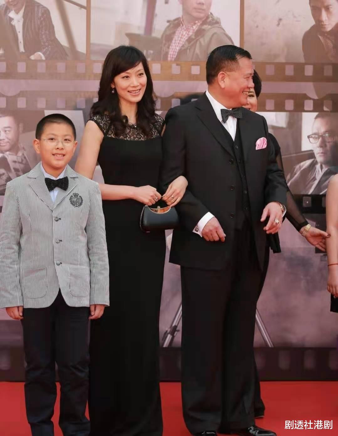 万梓良|温馨！64岁万梓良为18岁儿子庆生，感触落泪：你是我唯一的儿子