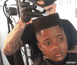 |“我被鱼钩穿了，还有得救吗？”现在钓鱼的饲料成本真不小啊！哈哈哈