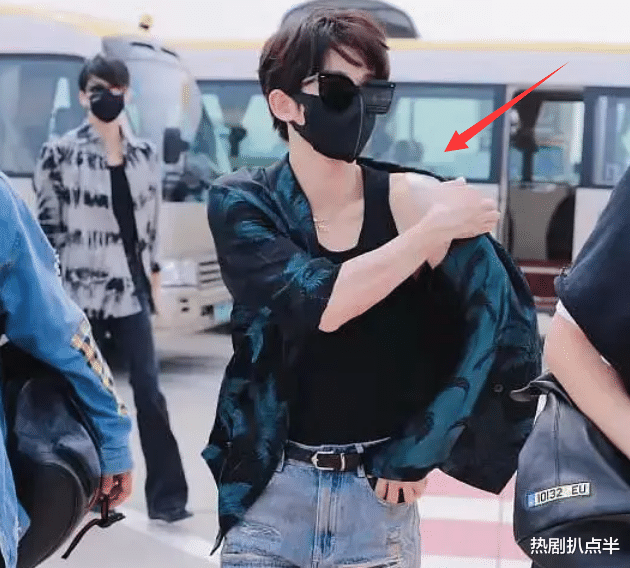 鞠婧祎|男团惊现翻版“鞠婧祎”？夏天也要贴垫肩，浓妆糊面鞋底高度惊人