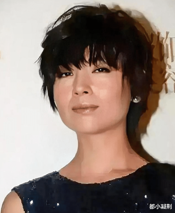 董洁|有种“整容”叫董洁，剪掉长发判若两人，网友：枯萎了