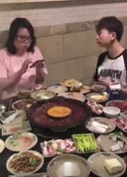 浪胃仙|浪胃仙：男扮女装搞吃播，是在吃“性别红利”？如今却被质疑催吐