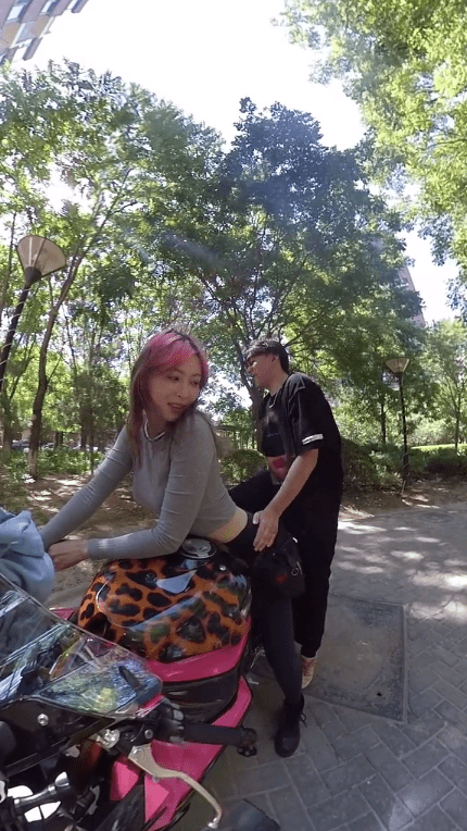 |痞幼做一日女友服务，被男粉丝摸脸后躲闪，拒绝粉丝坐摩托扶她腰