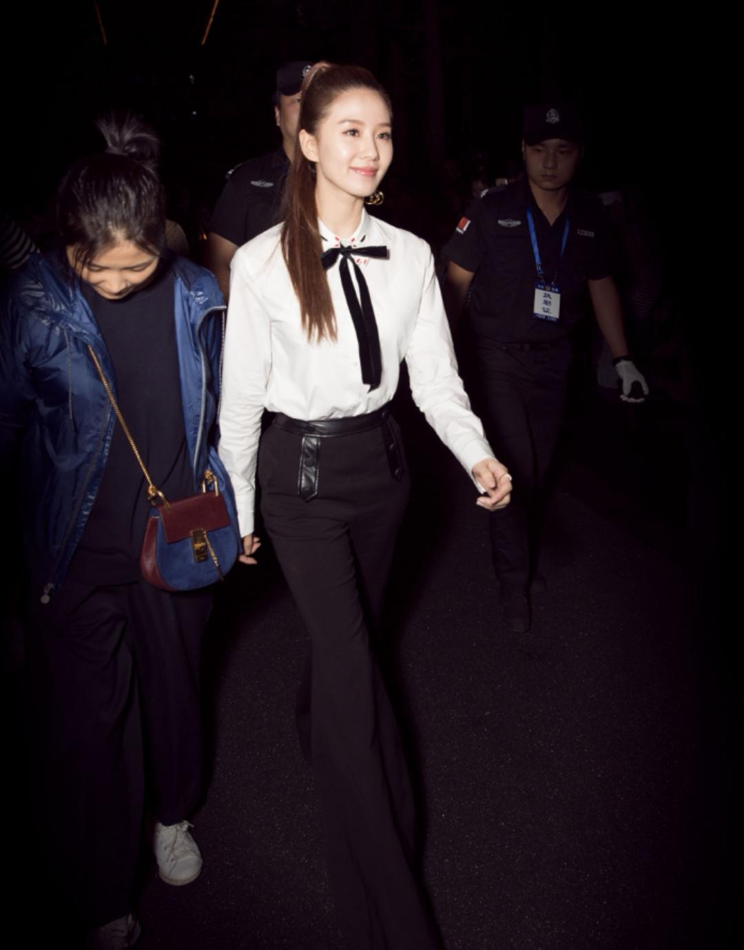 衬衫|刘诗诗又美出新高度，白衬衫配阔腿裤简约干练，意外穿出高级感