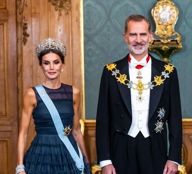 西班牙|两顶王冠,三个国家,15套着装,一篇看完西班牙王后忙而美的11月