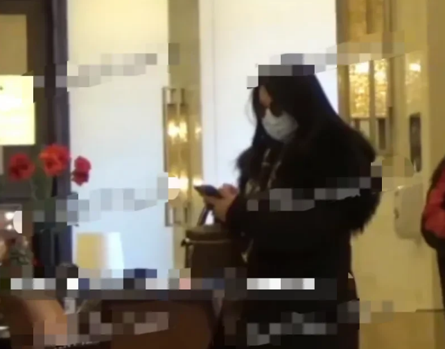 霍启刚|李湘也有这么温柔的一面？办理手续与男子同住酒店，在一旁乖巧等候