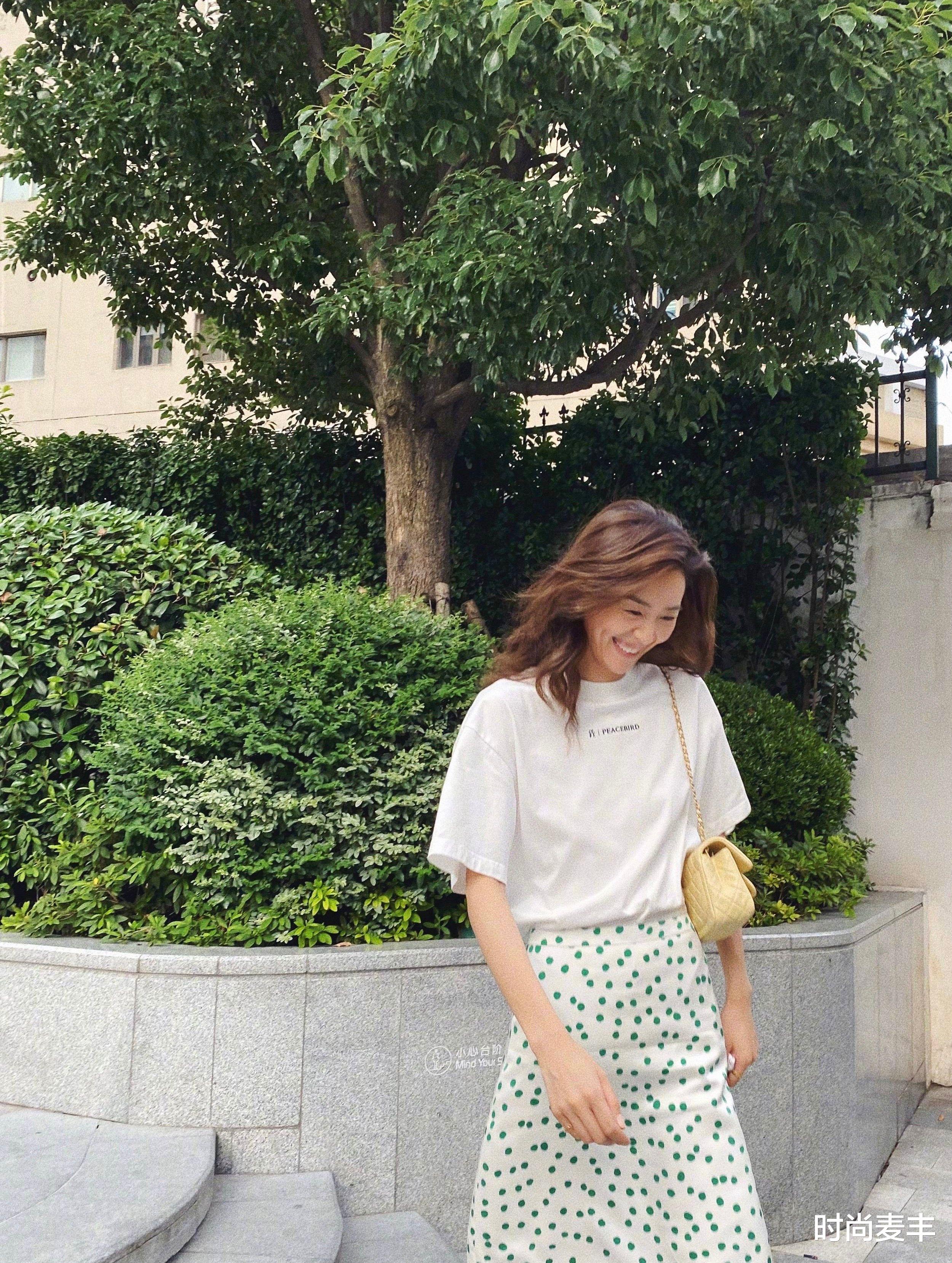 时尚麦丰|刘雯又为香奈儿打call，白色针织上衣配白色长裤，干净清爽