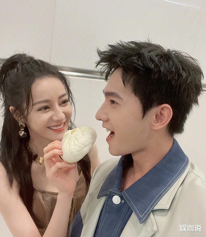 芒果台|杨洋“心动”迪丽热巴，抹胸碎花长裙太迷人，铅笔腿才是亮点