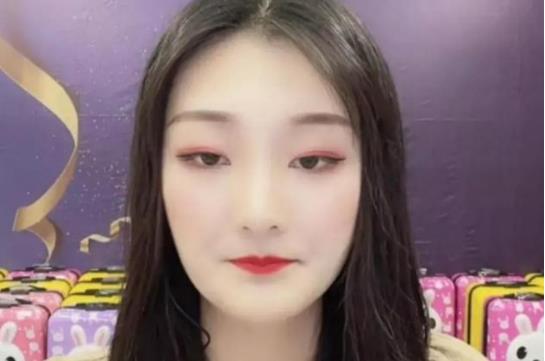 一只麦兜 曝陈亚男向现实低头，搬回大衣哥家开直播，独自出镜人气减半