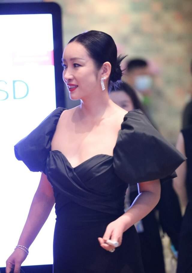 秦海璐|秦海璐穿衣好大胆，深V礼服秀出傲人身材，复古卷发更显端庄大气