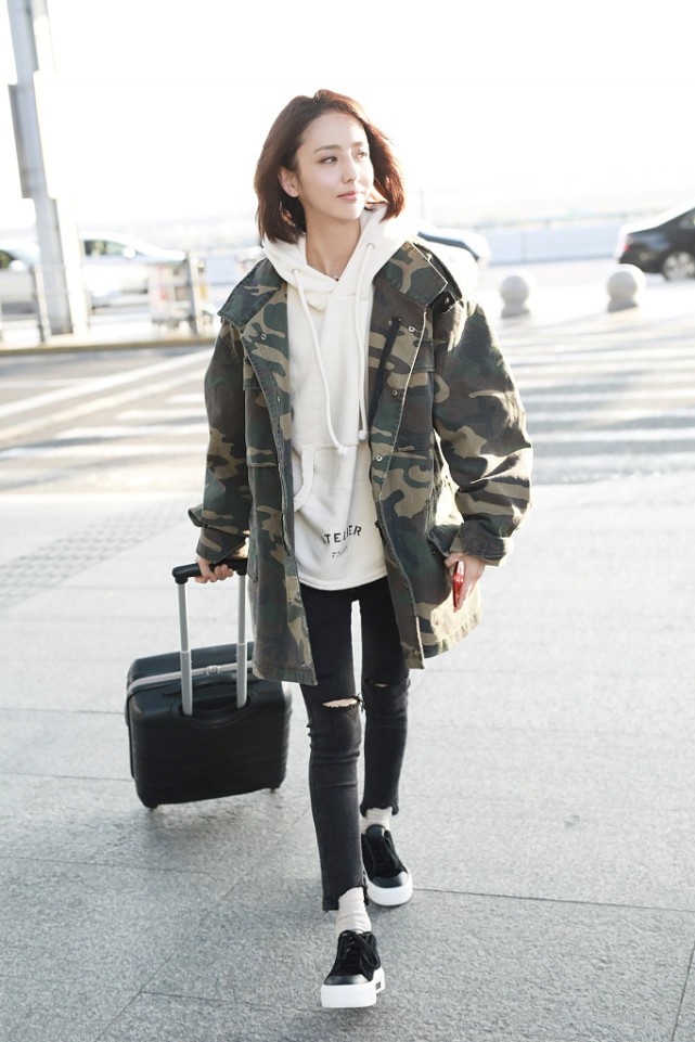 白小白的衣橱|佟丽娅的素颜还挺能打的,私下里穿得真随意,一点明星架子都没有