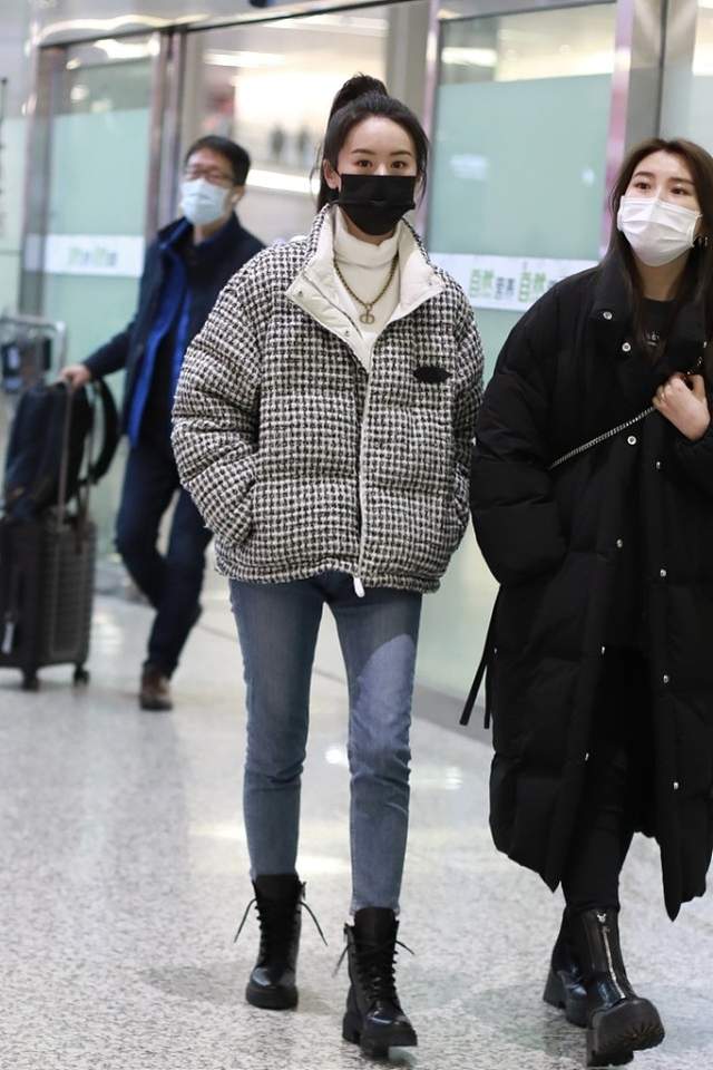 穿衣搭配|袁冰妍太有少女感了,扎一头高马尾现身机场,跟学生妹没两样