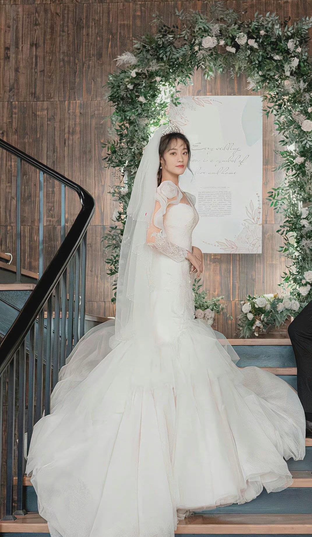 美颜|女星穿婚纱能有多美？迪丽热巴性感高级，毛晓彤美成复古画报女郎